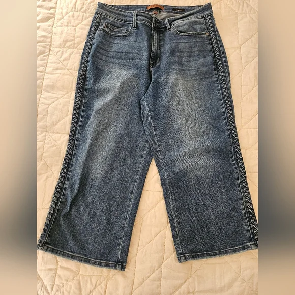 Judy Blue High Rise/Wide Leg Capris w/ Braid Design  18 W - Picture 3 of 12